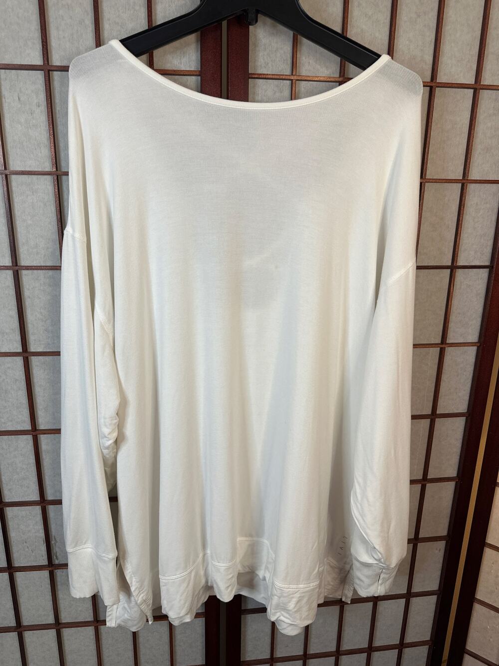 LIVI white long sleeve shirt/sweatshirt long sleeves crisscross back size 22/24
